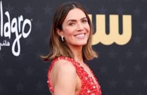 El estilo de vestido rojo de Mandy Moore es el look favorecedor del verano