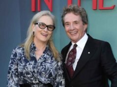 Meryl Streep y Martin Short sentados íntimamente en un restaurante