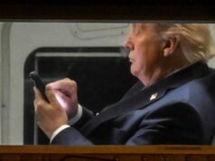 Donald Trump publica una foto sin camisa de AI con una mujer en bikini