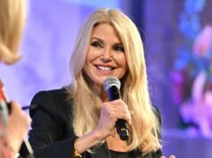 El estilo de jeans con corte de bota de Christie Brinkley hace que las piernas parezcan más largas