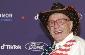 El influencer patriótico Kenny muere a los 84 años después de una batalla contra el cáncer