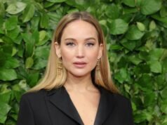 El look maxi vestido negro de Jennifer Lawrence es ideal para bodas