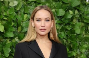 El look maxi vestido negro de Jennifer Lawrence es ideal para bodas