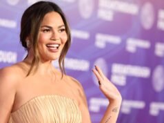 Chrissy Teigen usó un cárdigan mientras hacía recados: el look de $ 27