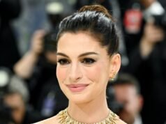 El estilo Old Money Tote de Anne Hathaway funciona también como bolso de trabajo