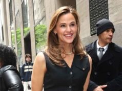 Jennifer Garner le da un toque real al clásico vestidito negro