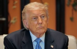 Donald Trump pone a Stephen Colbert en un contenedor de basura en un video de IA