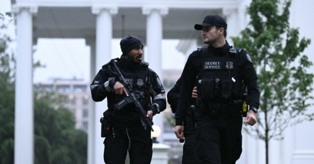 GettyImages-2277368084-sounds-of-gunfire-near-white-house-e1779578541504.jpg