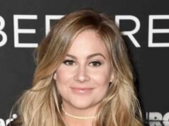 Shawn Johnson reacciona cuando su hijo Jett, de 4 años, monta una moto de cross