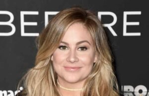 Shawn Johnson reacciona cuando su hijo Jett, de 4 años, monta una moto de cross