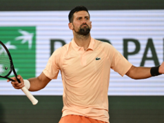 Djokovic supera un comienzo lento y una multitud hostil en la victoria de primera ronda en Roland Garros