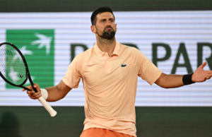 Djokovic supera un comienzo lento y una multitud hostil en la victoria de primera ronda en Roland Garros