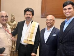 El ministro principal de Tamil Nadu, Vijay, recibió el bate firmado por Virat Kohli del MRF
