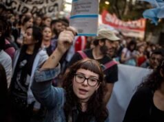 Miles protestan contra el recorte de fondos para la Universidad Milei en Argentina