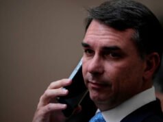 El candidato presidencial brasileño Flávio Bolsonaro niega haber actuado mal tras exigir millones a un banquero