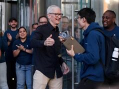 Las acciones de Apple suben un 4% mientras los compradores se apresuran a comprar iPhones y MacBooks actualizados