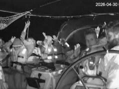 Las autoridades israelíes llevan a Israel a dos activistas que encabezaron la flotilla con destino a Gaza para interrogarlos