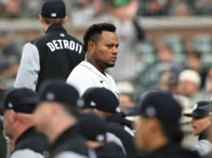El lanzador de los Tigres, Framber Valdez, expulsa a Trevor Story, lo que genera disputa sobre la limpieza de las bancas y la expulsión en la derrota ante los Medias Rojas.