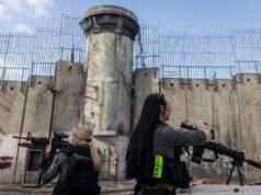 Guardias fronterizos y detectives arrestan al sospechoso momentos después del tiroteo durante las operaciones en Nazaret