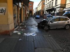 Un coche choca contra una multitud en Módena, Italia, y ocho heridos