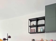Una ‘caja blanca moderna’ en Polonia ganó personalidad con hallazgos vintage de IKEA y colores inteligentes