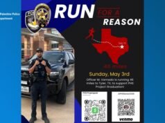 Un oficial del este de Texas viaja 46 millas para apoyar las celebraciones de graduación de los estudiantes locales