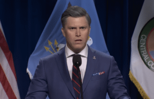 Colin Jost dice que SNL descartó la broma de Pete Hegseth leyendo un versículo bíblico de ‘Pulp Fiction’