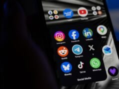 Las empresas tecnológicas deben tomar medidas enérgicas contra las locas teorías de conspiración que están destruyendo la sociedad