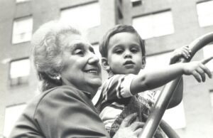 Para el Día de la Madre, no te olvides de las supermamás: las abuelas