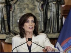La gran promesa de elección de escuela de Kathy Hochul llega con los dedos cruzados