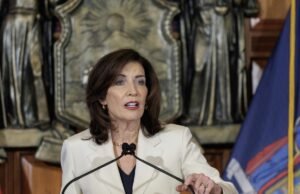 La gran promesa de elección de escuela de Kathy Hochul llega con los dedos cruzados
