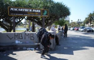 La última redada en MacArthur Park muestra el fracaso de una organización sin fines de lucro para personas sin hogar