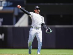 Jasson Domínguez de los Yankees atrapa la bobina y se va en el carrito médico