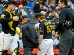 El manager de los Piratas, Don Kelly, y el lanzador Chris Devenski, suspendidos por la MLB por lanzarle al novato de los Rojos, Sal Stewart.