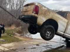Dodge Ram robada encontrada a 25 pies bajo el agua después de que el descubrimiento del sonar de un pescador genere nuevas preguntas