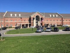 El estudiante de último año de Huffman High School recibe la visita sorpresa de su padre en su graduación
