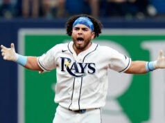 Los Rays usan una octava de 4 carreras para vencer a los Orioles, completando la mejor sexta barrida de la MLB y mejorando a 21-4 en los últimos 25 juegos.