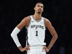 La estrella de los Spurs, Victor Wembanyama, expulsado en el Juego 4 contra los Timberwolves después de lanzarle un codazo a la cara a Naz Reid.