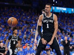 La estrella de los Spurs, Victor Wembanyama, lanza una volcada salvaje cortesía de Shai Gilgeous-Alexander y Chet Holmgren al comienzo del Juego 1.