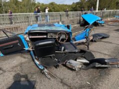 Un terrible accidente en Sídney parte en dos un raro Ford Falcon GT mientras el conductor se aleja de los escombros