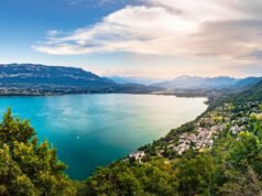 El lago más grande y profundo de Francia, ubicado íntegramente dentro de sus fronteras, es increíblemente hermoso para pescar y pasear en bote.