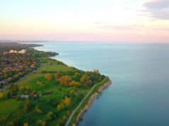 Entre Toronto y Oshawa se encuentra una ciudad canadiense junto a un lago con diversión familiar y belleza natural.