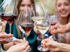 300 mujeres compraron un castillo francés por 7700 dólares cada uno y lo convirtieron en un “campamento de verano para adultos” para todas las mujeres