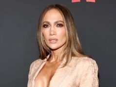 Jennifer López luce elegante y empresarial con este estilo blazer extragrande