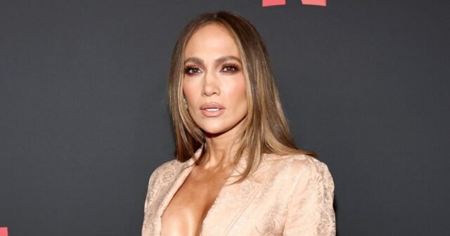 jennifer-lopez-oversized-blazer.jpg