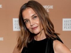 El rubor en crema detrás del brillo de maquillaje sin maquillaje de Katie Holmes