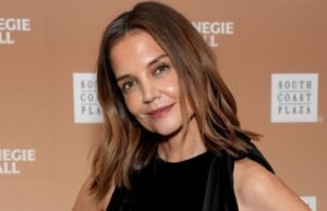 El rubor en crema detrás del brillo de maquillaje sin maquillaje de Katie Holmes