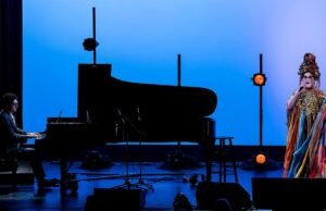 Philip Glass, que cumple 90 años, recibe homenaje de Taylor Mac y Lucinda Childs